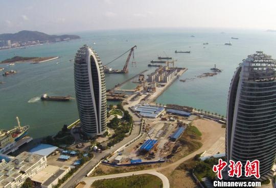 三亚凤凰岛国际邮轮港正在进行二期工程建设。