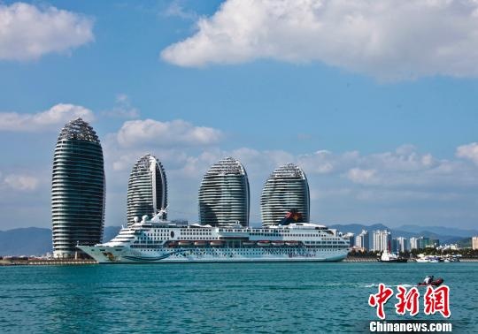 国际豪华邮轮停靠三亚凤凰岛国际邮轮码头。