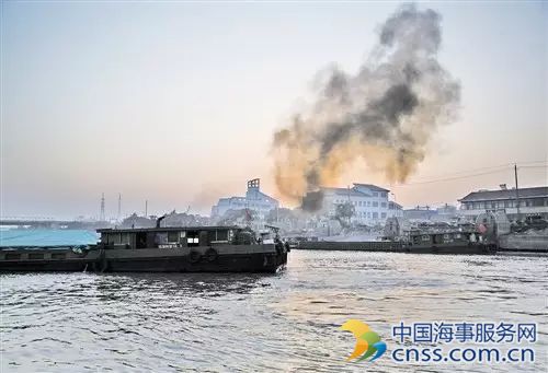 深度:港口上空“黑尾”从何而来?